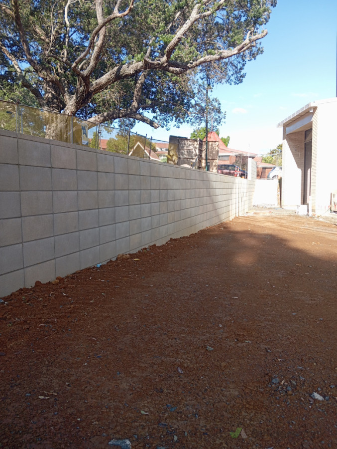 Stuck bond block retaining wall