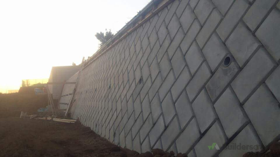 Retaining wall with heavy blocks