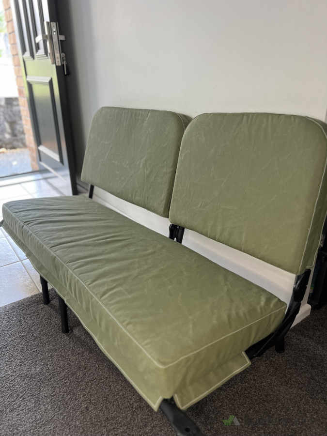 Jeep cushion with top stitching