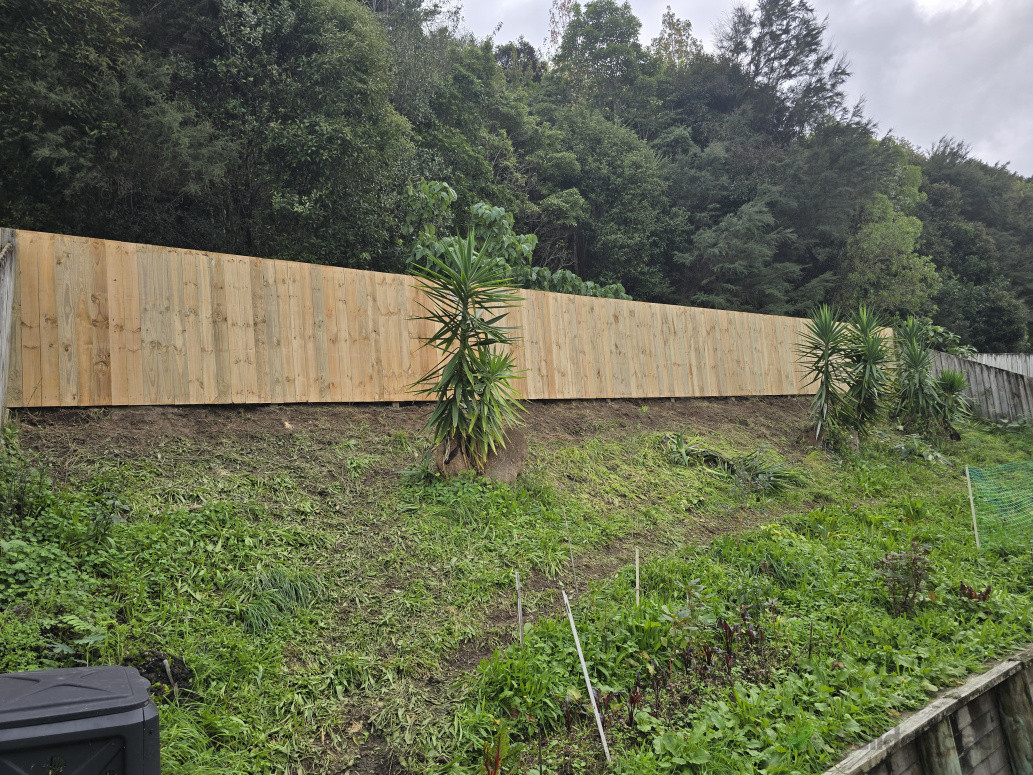 New fence 1.8m paling fence.