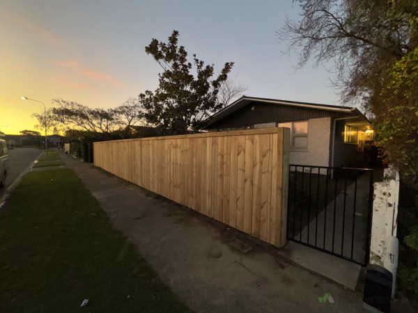 Side entrance gate