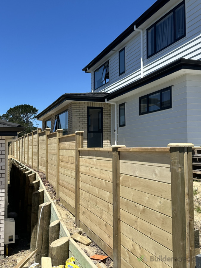 Lamont fencing , horizontal boards .