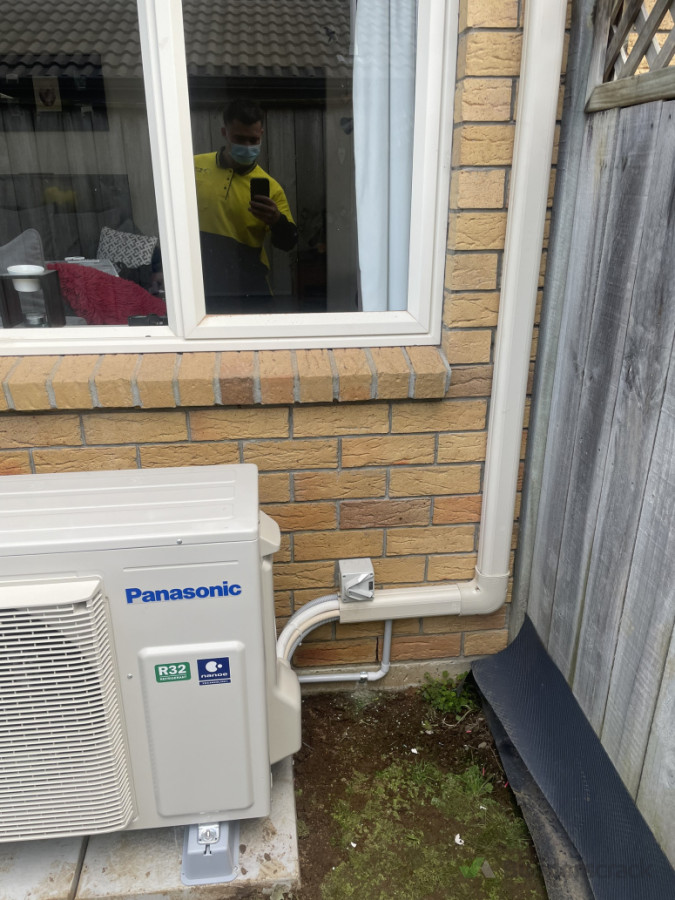 Power feed from switchboard to isolator