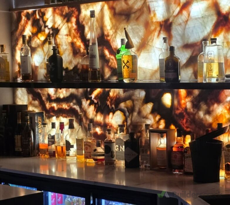 In-Home Bar Goals? Outdoor Kitchen Vibes? We’ve got both covered.    Another standout install by The Benchtop Guys – designed, crafted, and delivered with precision.    YJ Stone for the bar and kitchen bench – sleek, durable, and built to impress.   Onyx