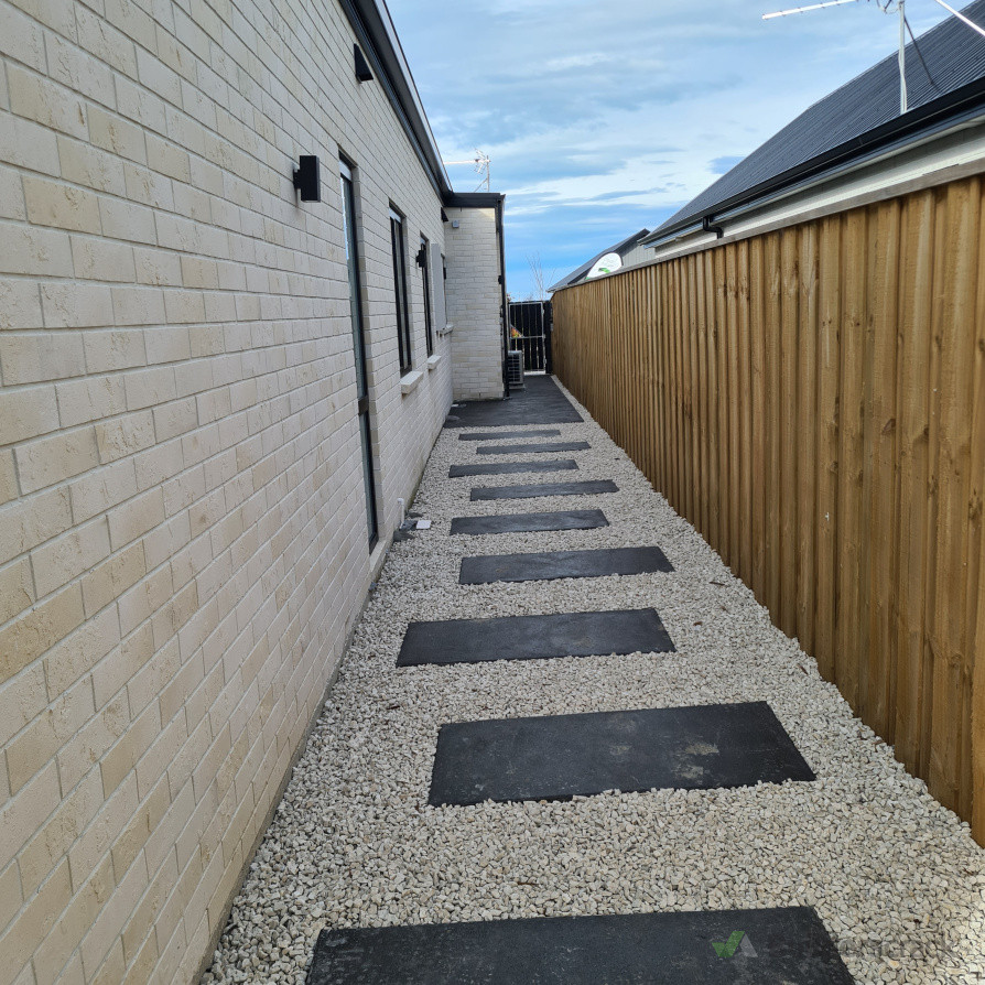 Paving, stone chips