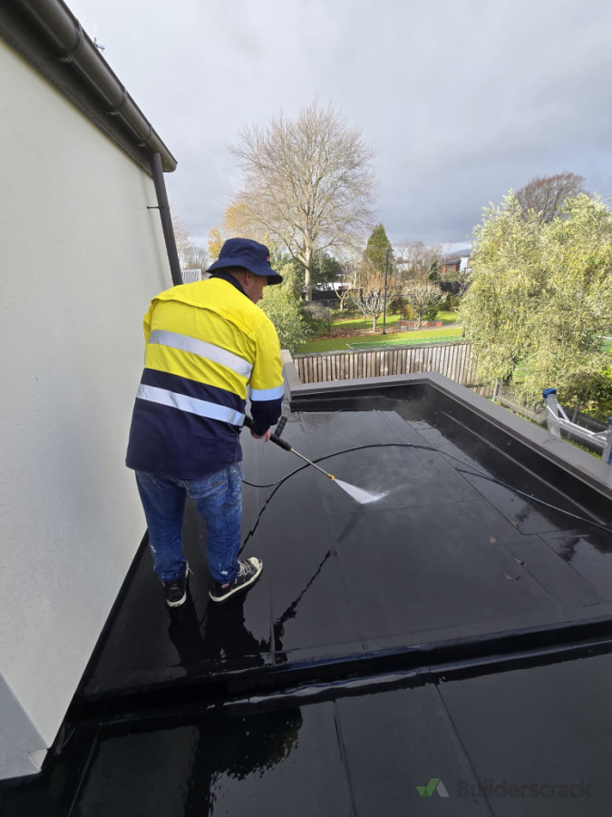 Roof-Membrane Cleaning