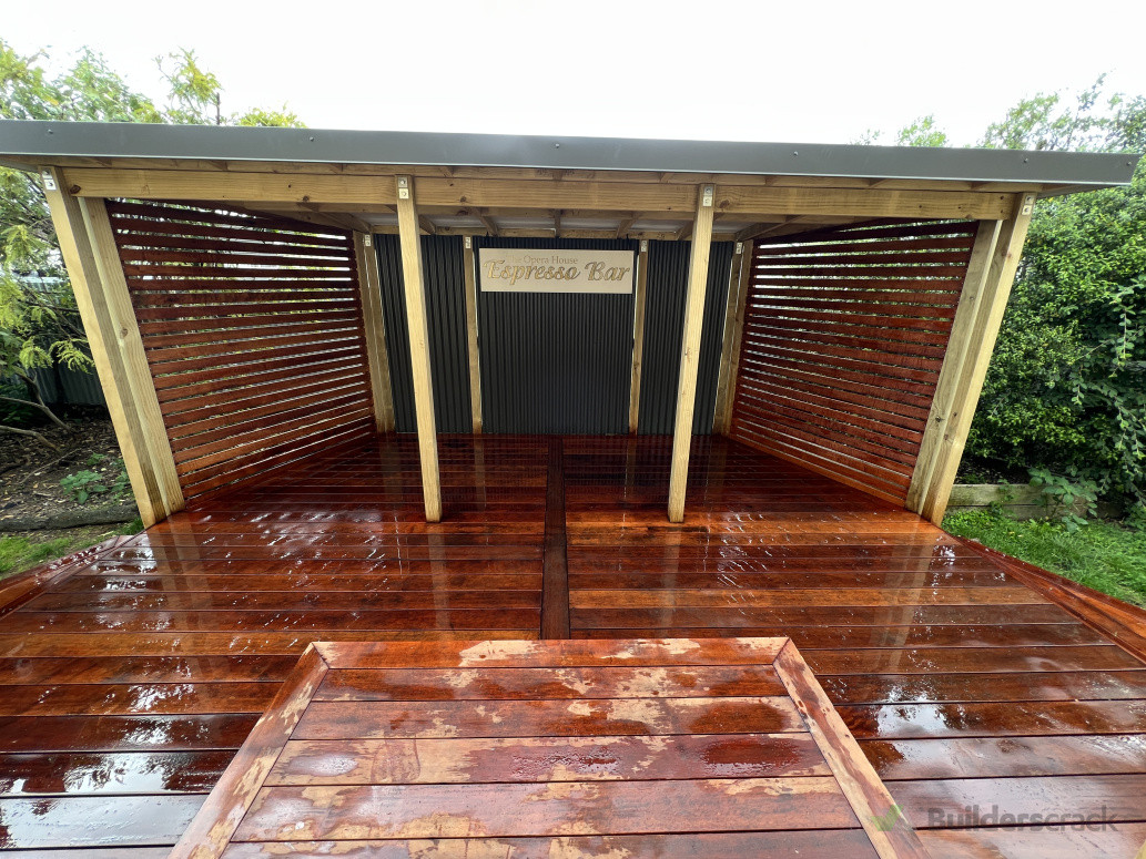 Kwila deck with pergola