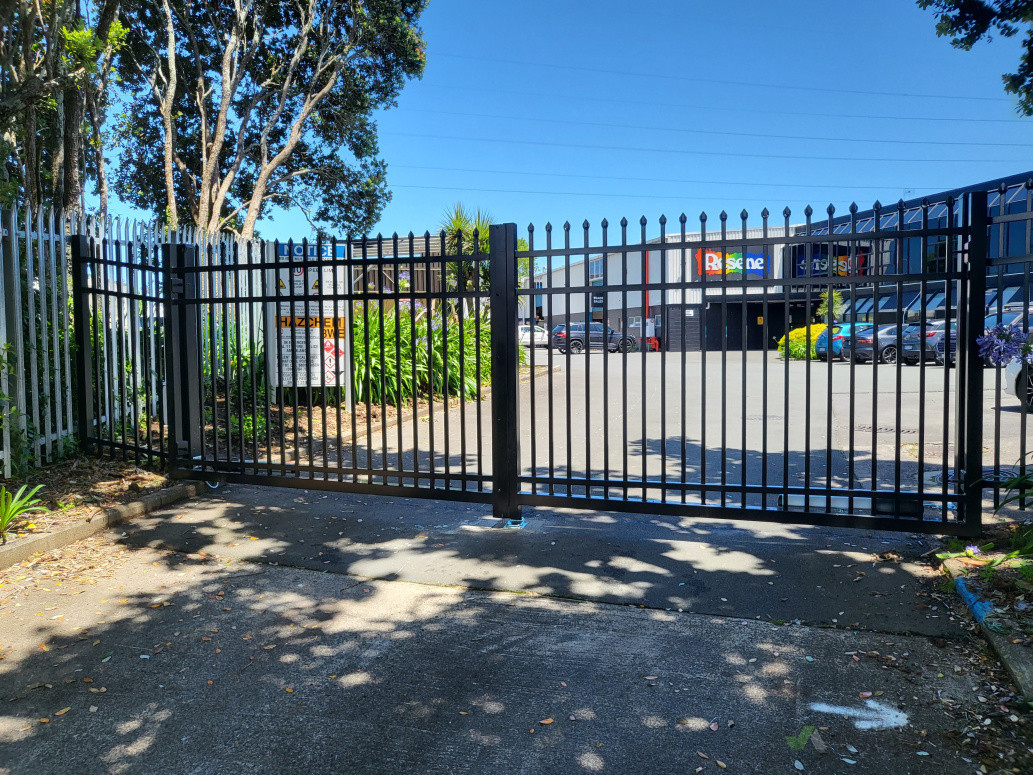 1.8m high double automated swing gates