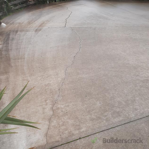 Concrete driveway crack repair (#1132856) | Builderscrack
