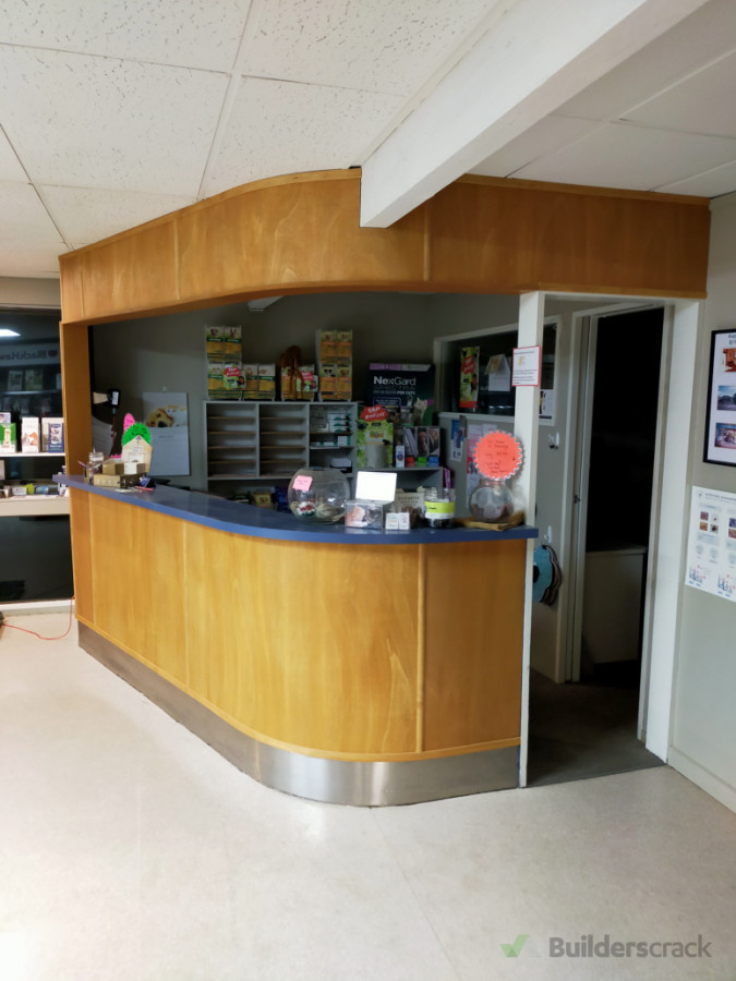 Curved reception counter