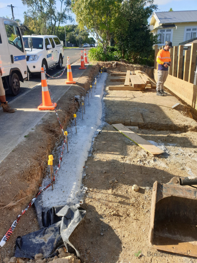 Footing for stone masonry fence