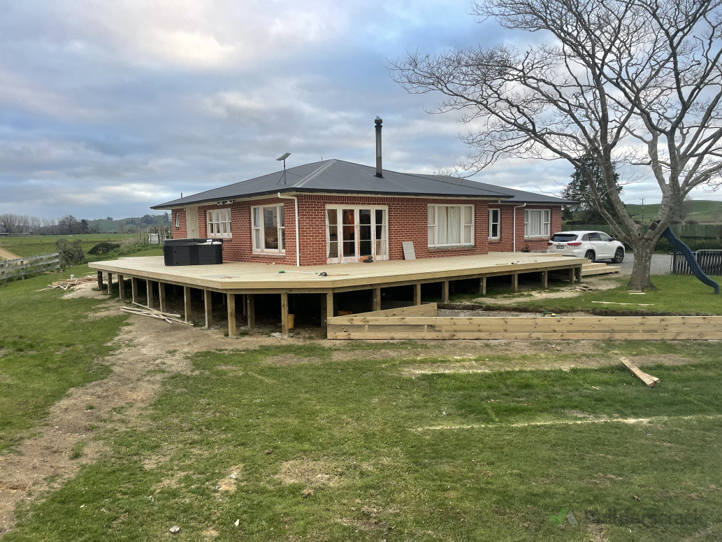 160sqm pine deck for a Farmhouse