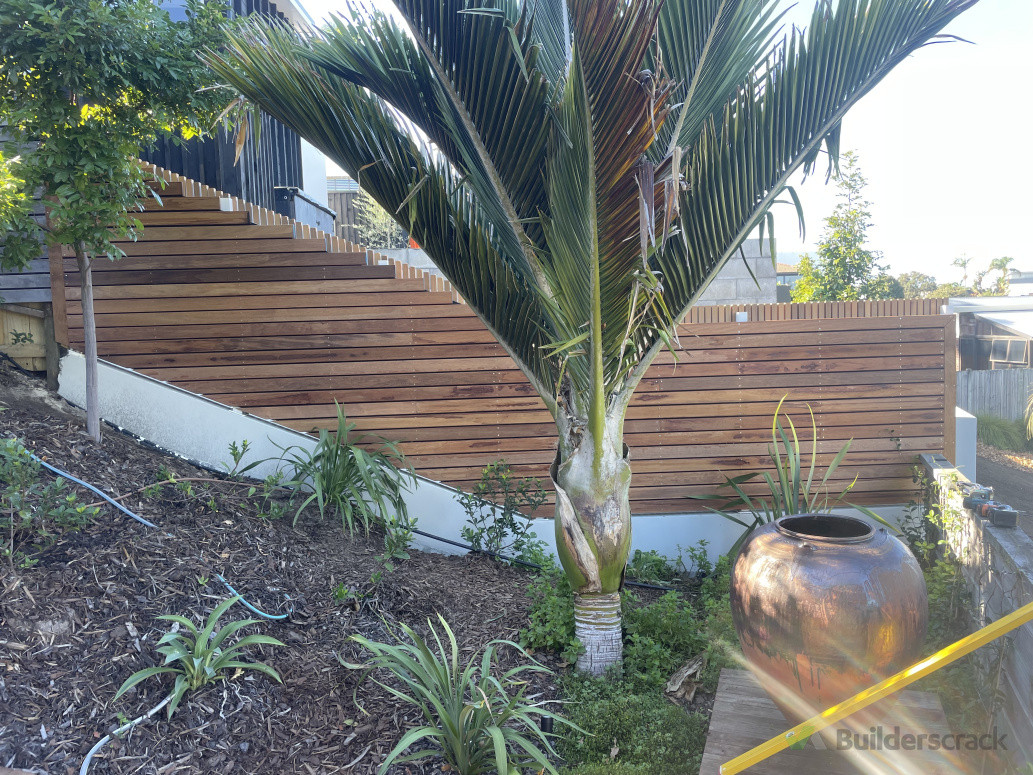 Qwila Fence over aluminium frame