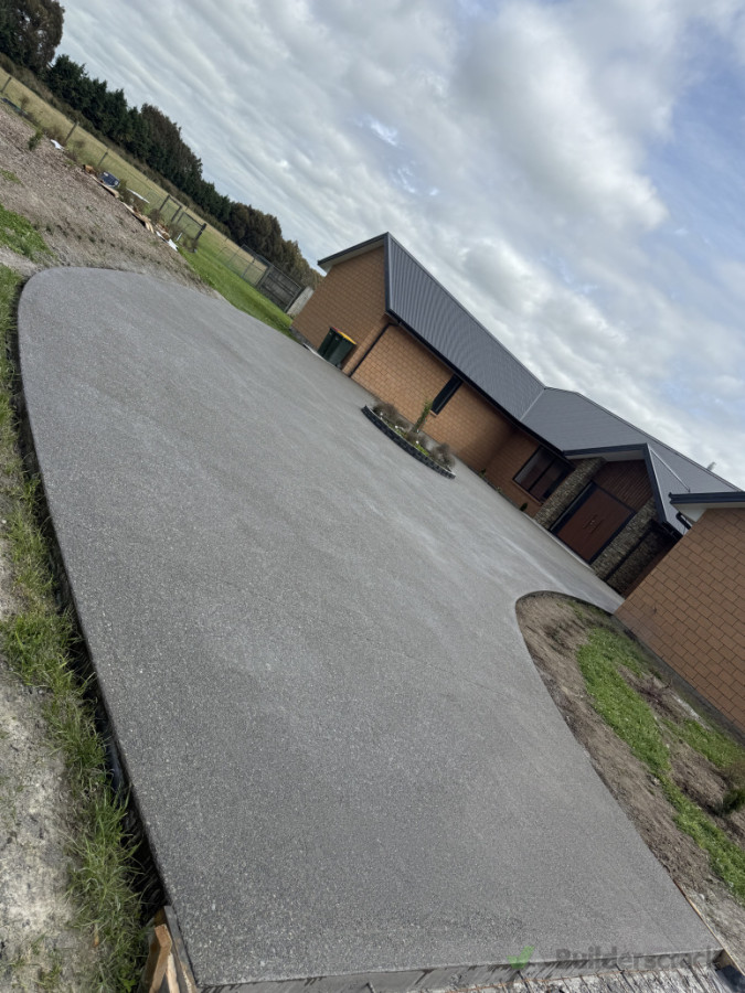 400sqm Concrete driveway/ exposed aggregate finish