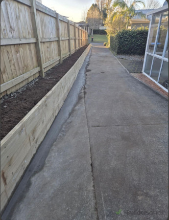 ✔️Fresh new retaining wall