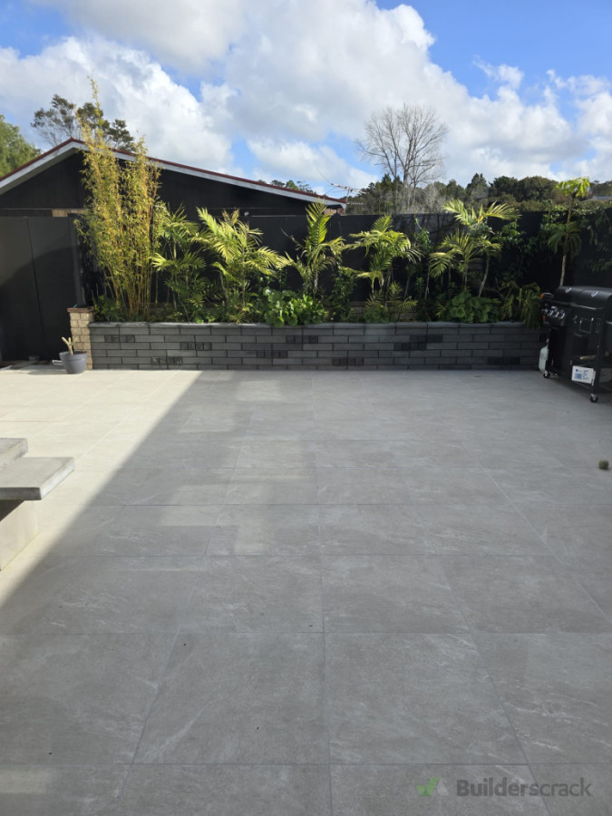 Porcelain tiles with retaining wall and planting