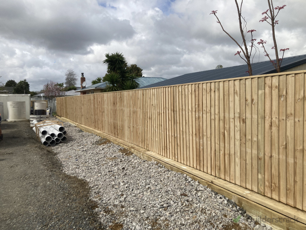 Long overlapped capped paling fence