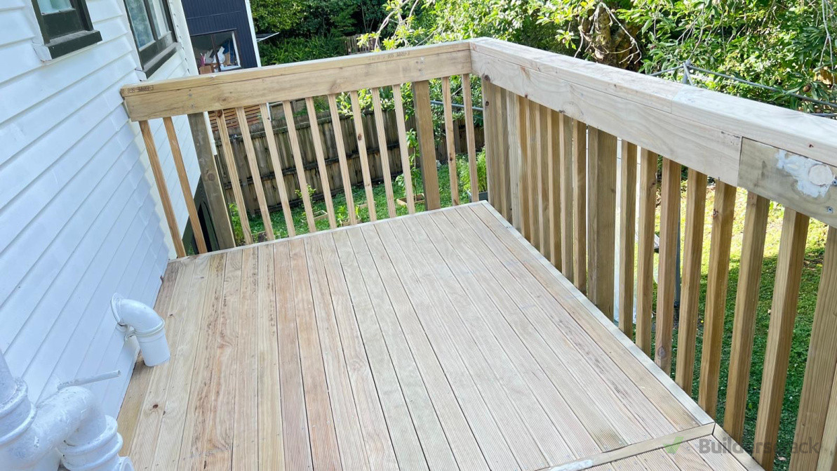 Deck and safety fence