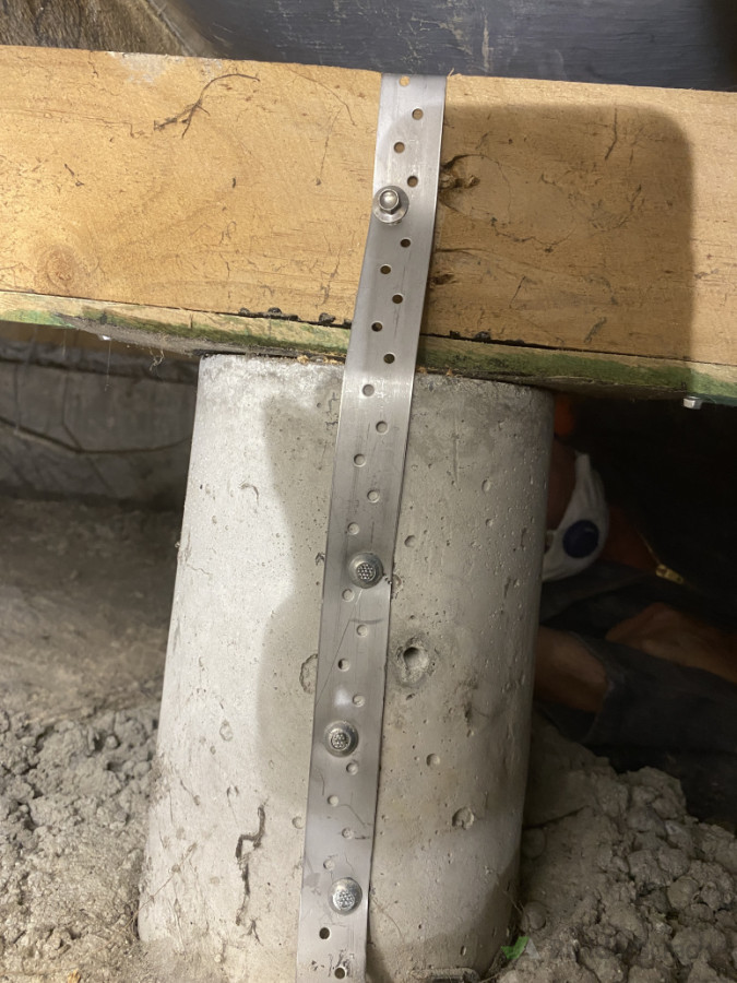 stainless steel strapped to tie down the berra.