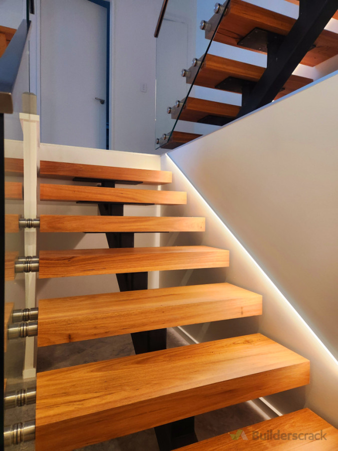 Floating staircase with glass balaustrade