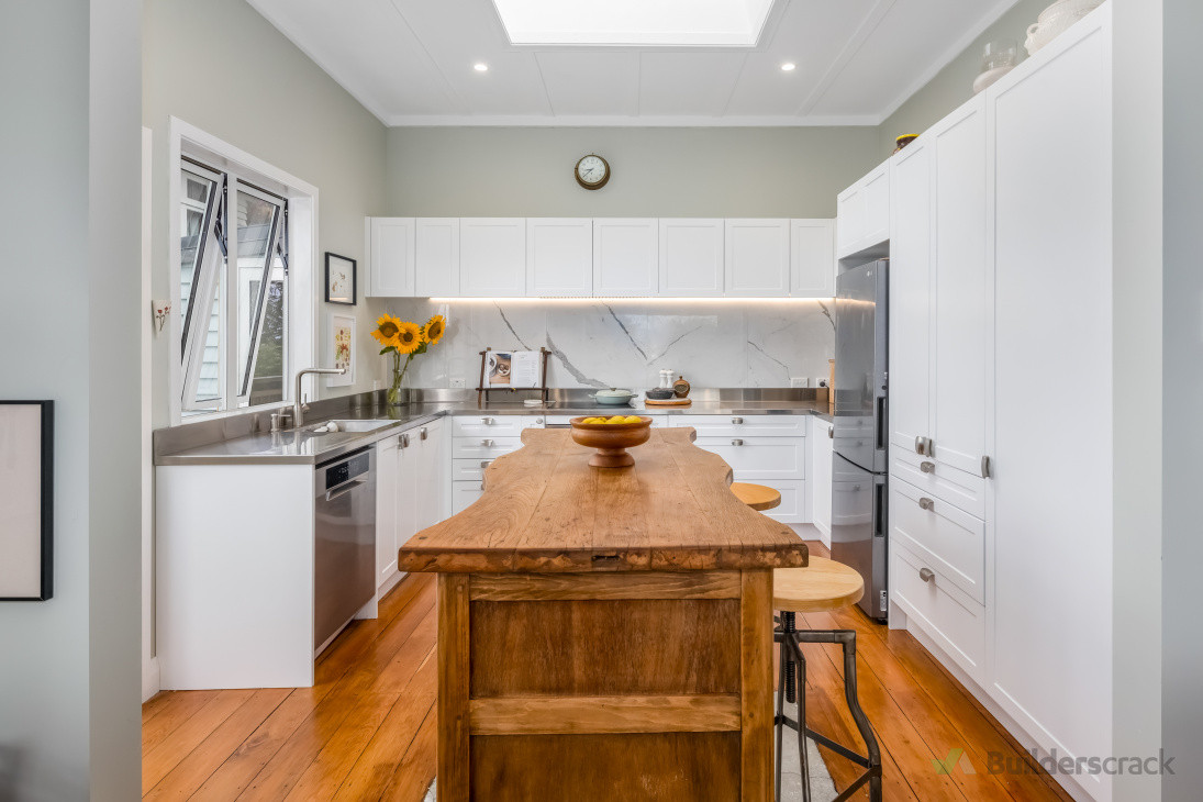 Brighten up your living with an open-plan kitchen featuring a solar-powered Velux skylight. Enjoy natural light, energy efficiency, and a seamless flow designed for modern living.