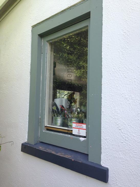 Prepare and paint wooden window frames ( 49159) Builderscrack