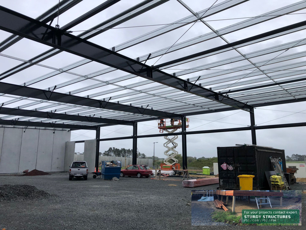 Warehouse building constructed