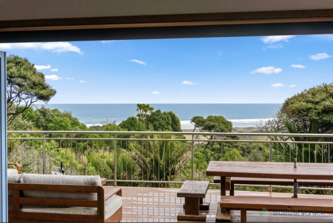 Kwila deck & entertainment area