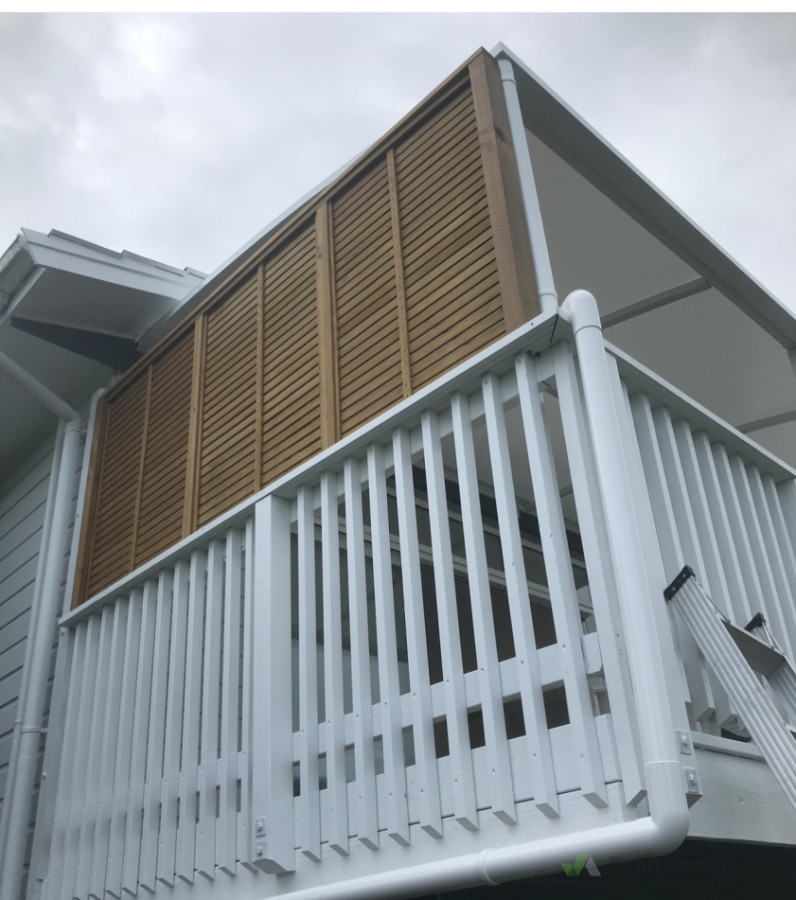 Add privacy screen on top of a balustrade.