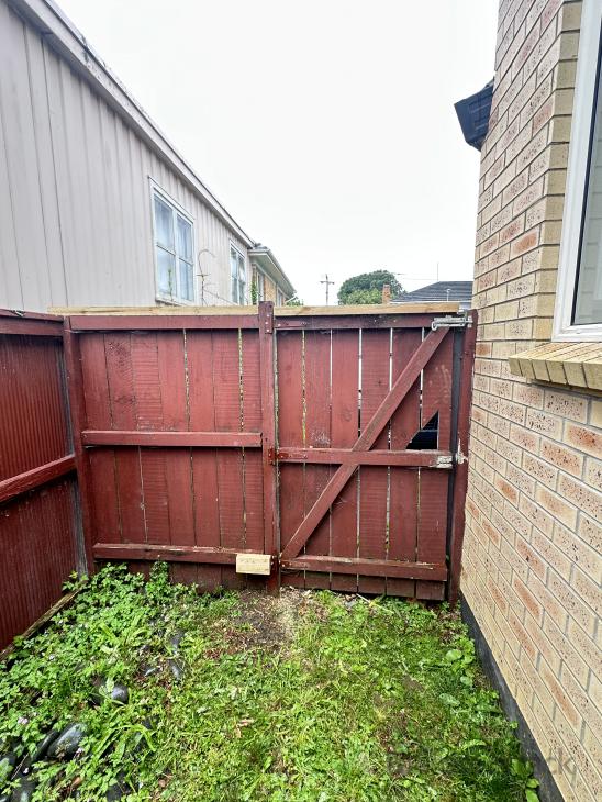 Clothes line and, gate and outside gate (#1163531) | Builderscrack