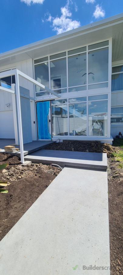 Floating concrete stairs