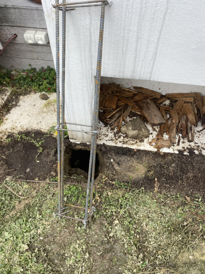 Keyhole underpinning