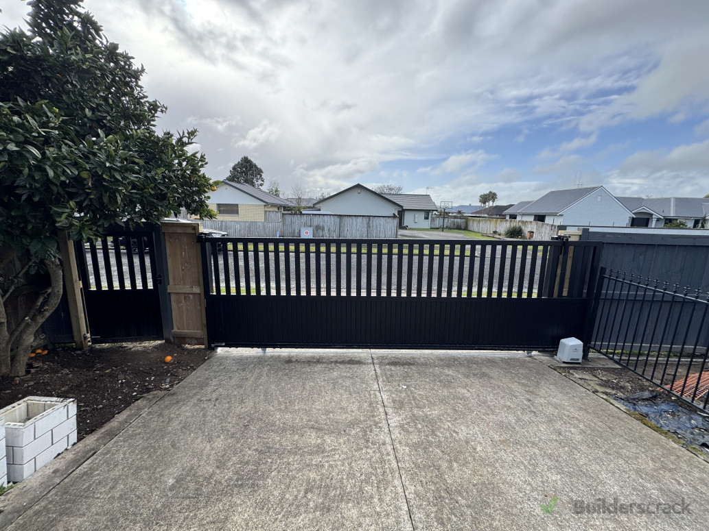 Automated sliding gate