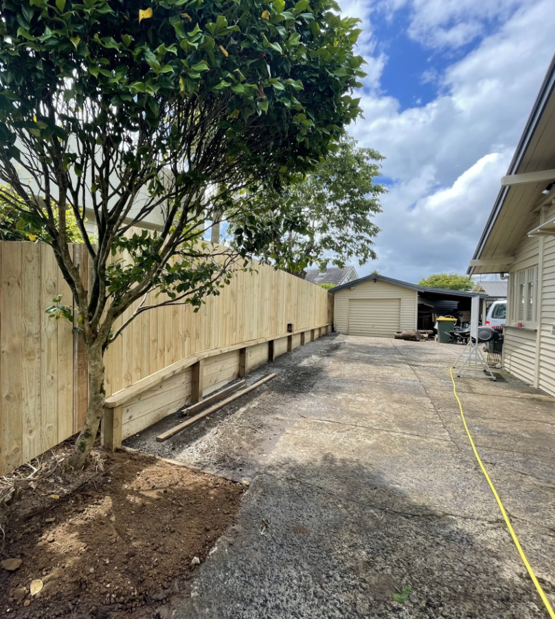 Fence/retaining wall