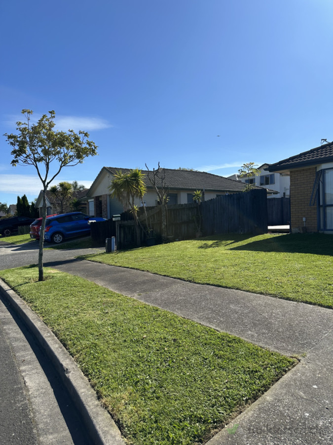 “Fresh cut, clean edges, and a tidy front yard ready to impress. 🌿✨”