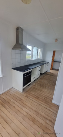 Kitchen and splashback installation