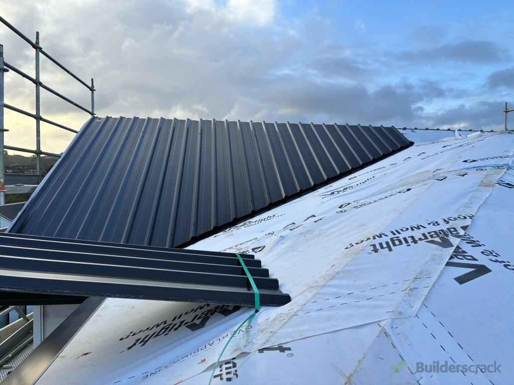 Install the roof of the new house