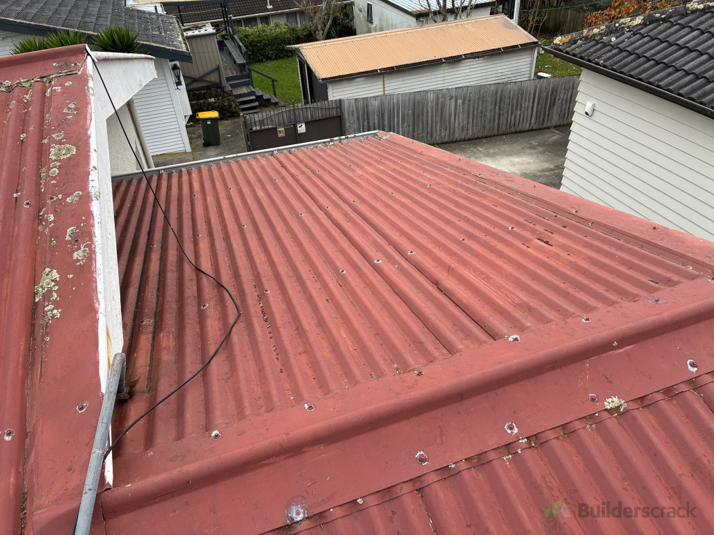 Replace the screws of the old roof
