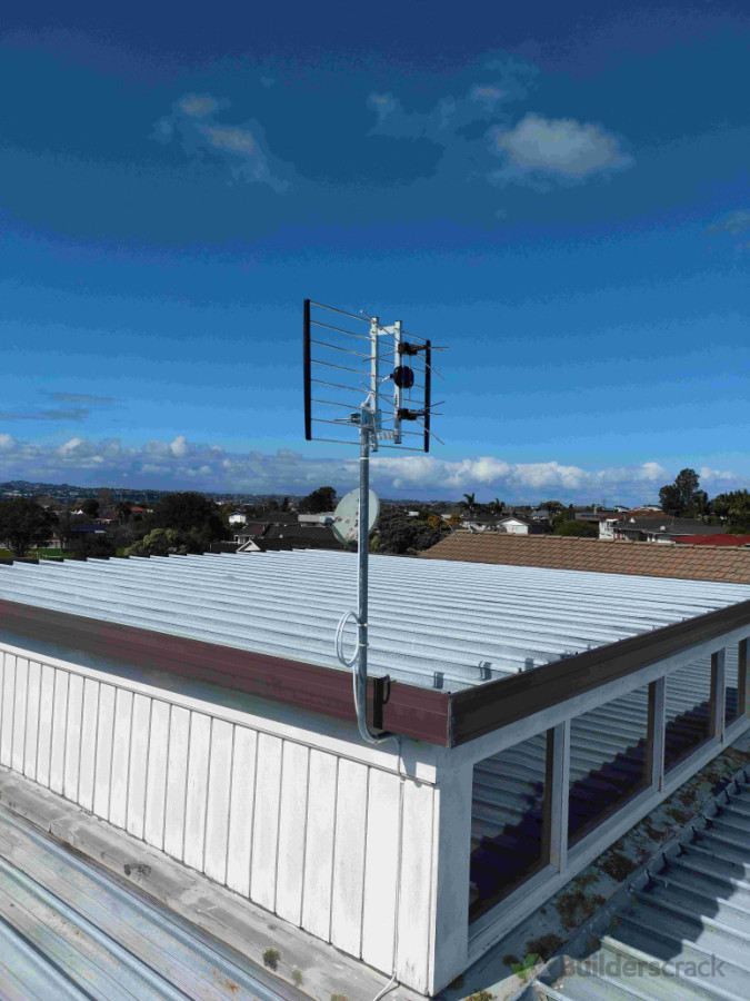 UHF antenna on the roof