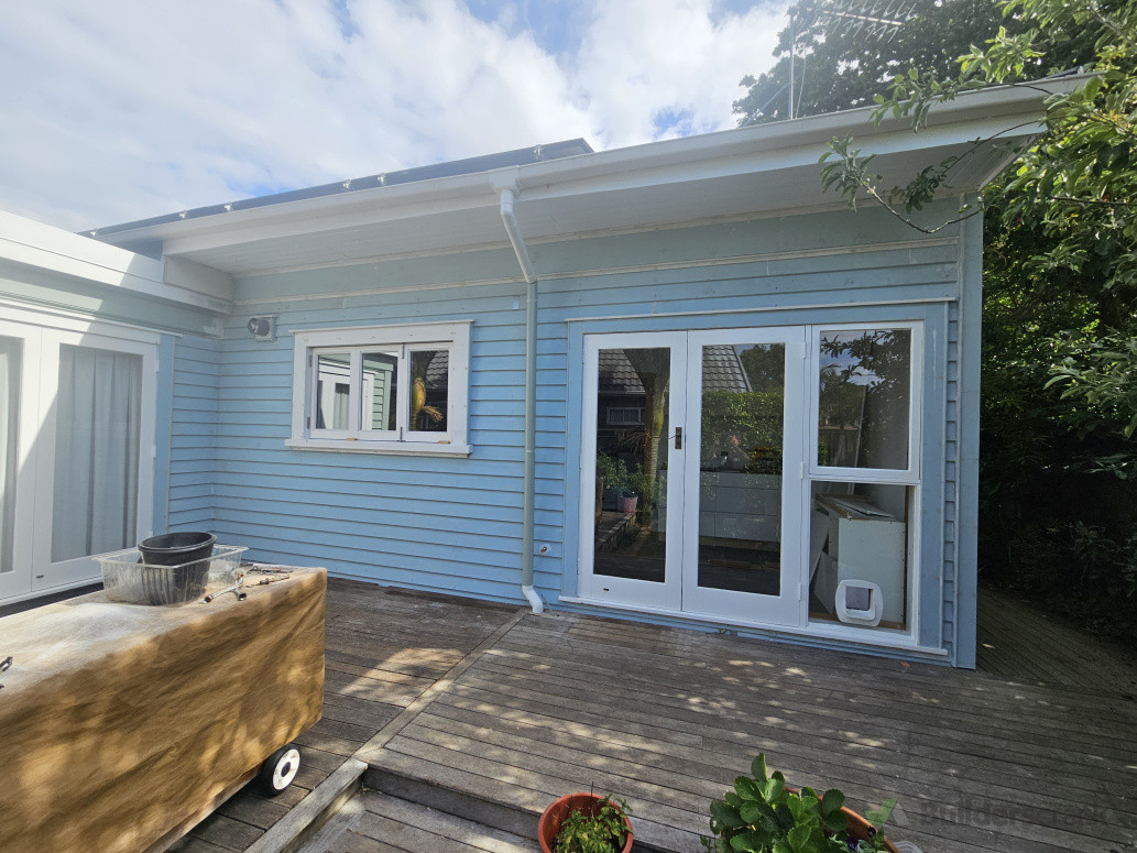 Weatherboards, windows, window facings and scriber installation