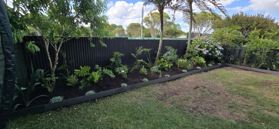 Tropical garden with Corten Edging