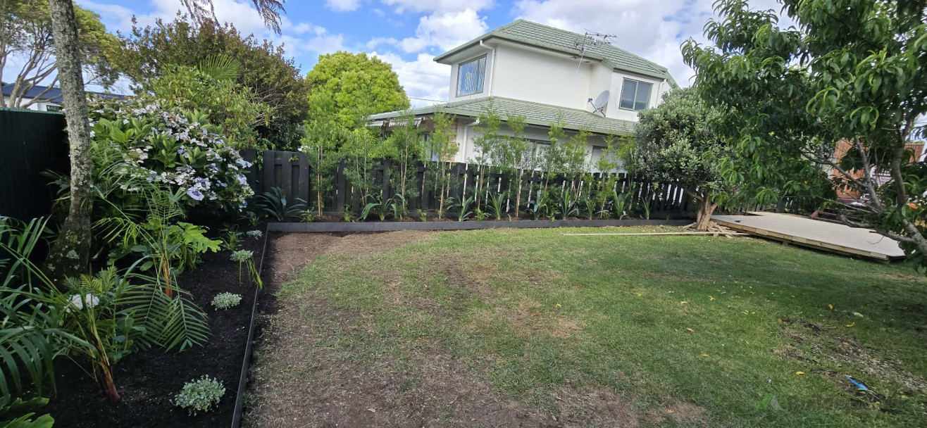 Tropical garden with Corten Edging