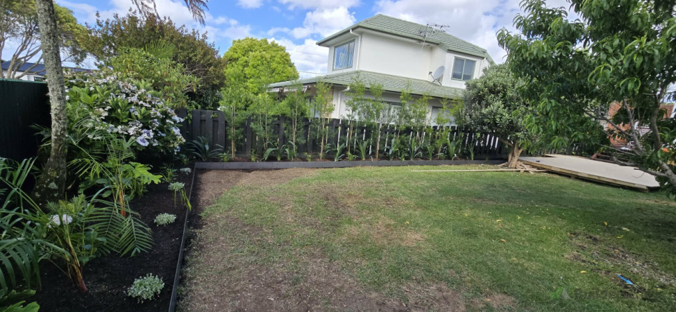 Tropical garden with Corten Edging