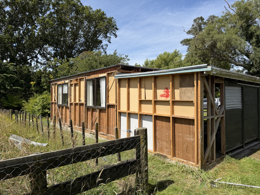 Asbestos cement cladding removal on a sleep out