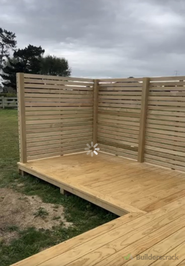 Deck with privacy screen