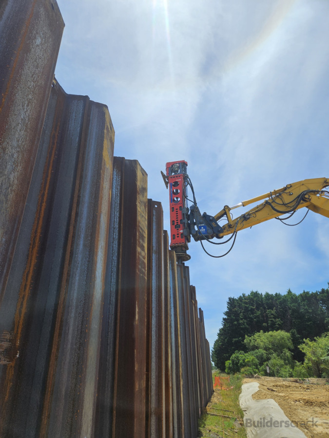 Sheetpile retaining wall