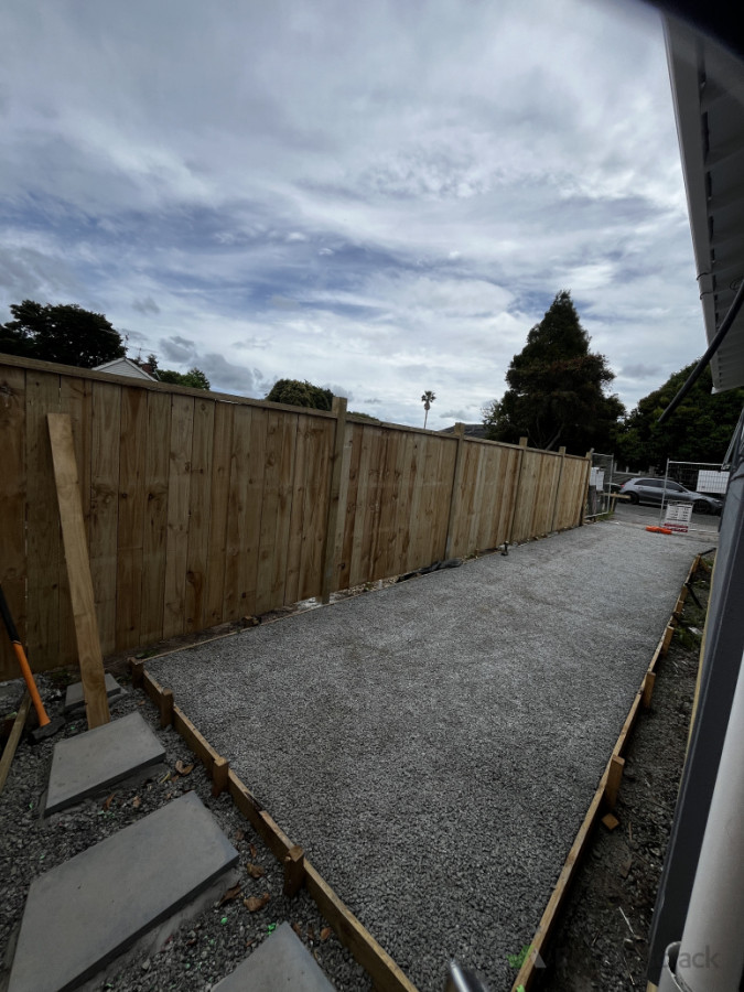 Crowned fencing