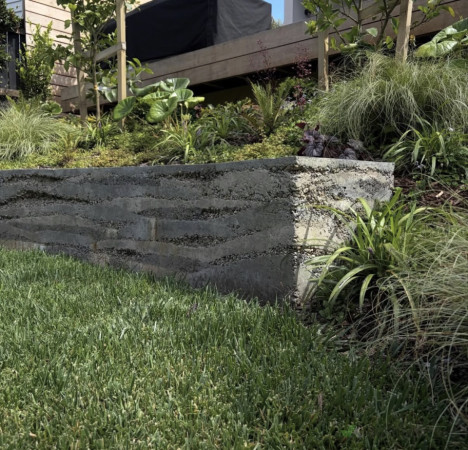 Hand mixed aggregate curved bench seat using different mediums