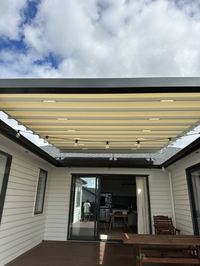 Retractable awning with leds