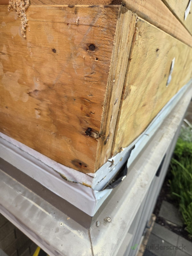 External corners water tracking in.